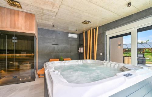 una gran bañera blanca en una habitación en Skitnica House Brulo, en Koprivnica
