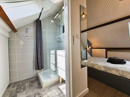 een badkamer met een bed, een douche en een wastafel bij La Noé d'Or by Madame Conciergerie in Bruz