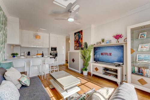 TV a/nebo společenská místnost v ubytování Yucca Park, Lovely, quiet, 2 bedroom, 70m2, ocean pool view!