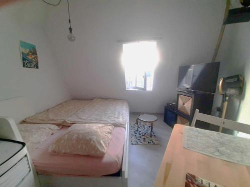 une petite chambre avec deux lits et une télévision dans l'établissement Paris Dream Apart Nord, à Paris