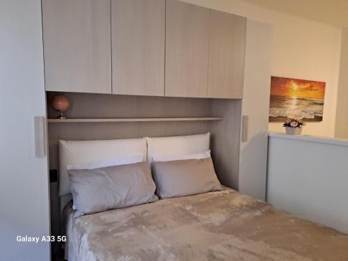 een slaapkamer met een bed en witte kasten bij Da Marco in Budrio