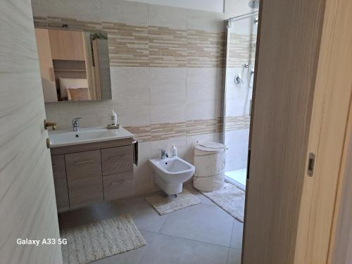 een badkamer met een wastafel, een toilet en een douche bij Da Marco in Budrio