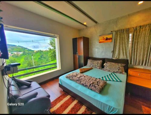 une chambre avec un lit et une grande fenêtre dans l'établissement Habib Villa Tulips, à Ooty