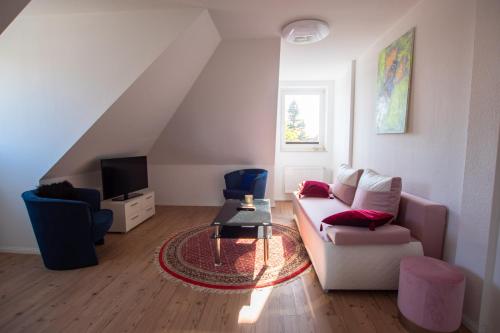 sala de estar con sofá y TV en NB Katharinenviertel Zwei Zimmer Wohnung, en Neubrandenburg