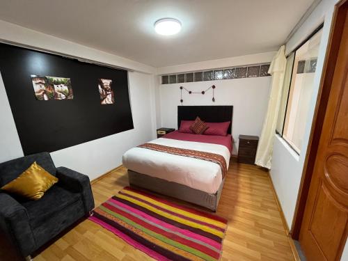 una piccola camera con letto e sedia di Cusco Rooms a Cuzco