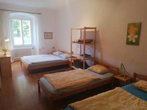 Habitación con 3 camas y estante en Pohoda u Crhů Senožaty 