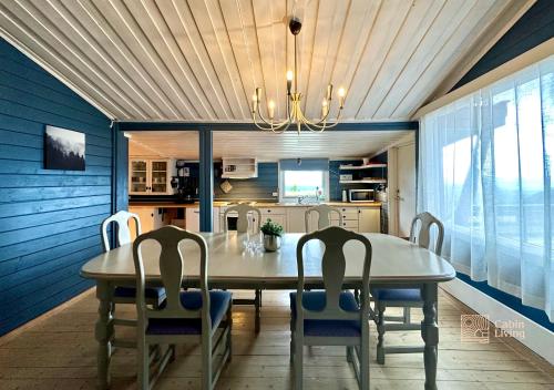 een eetkamer met een tafel en vier stoelen bij Rustic cabin on Lake Sjusjøen with a lovely view in Ringsaker