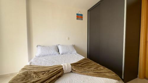 1 dormitorio con 1 cama con cabecero negro en Lindo apartamento no shopping en Águas Claras