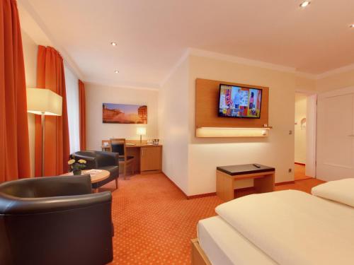 Μια τηλεόραση ή/και κέντρο ψυχαγωγίας στο Hotel Kriemhild am Hirschgarten
