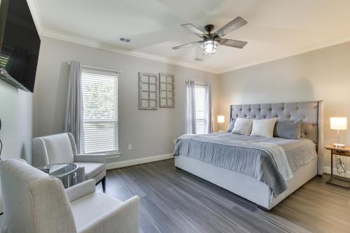 - une chambre avec un lit et un ventilateur de plafond dans l'établissement Canalfront Baton Rouge Home with Patio 6 Mi to LSU!, à Bâton-Rouge
