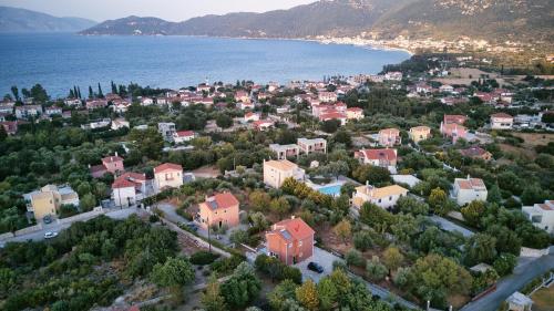 una vista aérea de una ciudad junto a un cuerpo de agua en Villa Eleftheria, en Karavomylos