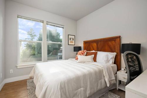 Un dormitorio blanco con una cama grande y una ventana. en Cesar's Townhome, en Portland