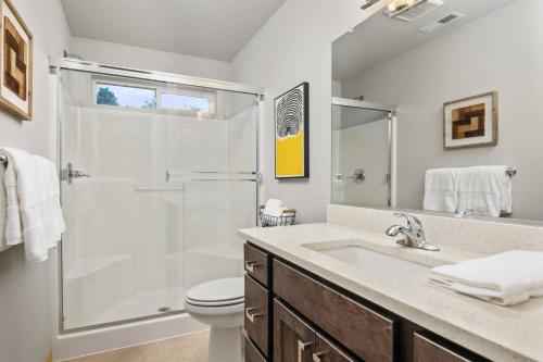 Un baño con ducha, lavabo e inodoro. en Cesar's Townhome, en Portland
