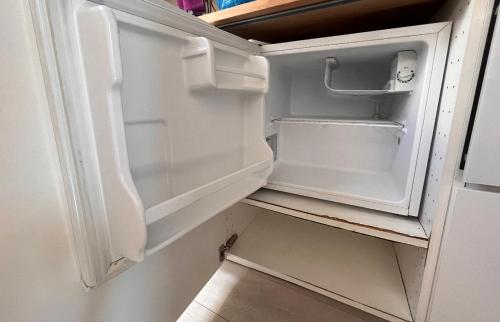 ein leerer weißer Kühlschrank mit offener Tür in der Unterkunft LITTLE SKY in Madrid