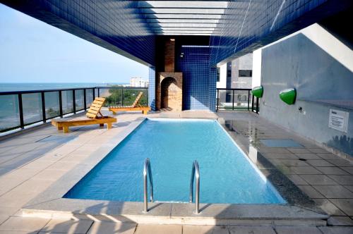 uma piscina no telhado de um edifício em Super Duplex Beira Mar na melhor praia de Maceió-NEO 709 em Maceió