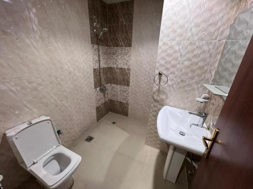 a bathroom with a toilet and a sink at فندق قافله الحجاز توصيل مجاني الحرم مدى24 ساعه in Makkah