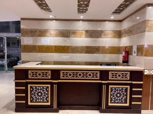 a counter in a room with a counter top at فندق قافلة الحجاز in Mecca