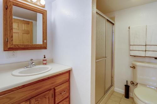 uma casa de banho com um lavatório, um WC e um espelho. em Spacious Casper Vacation Rental Near Downtown! em Casper
