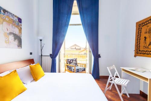 een slaapkamer met een bed, een bureau en een raam bij B&B Antica Napoli in Napels