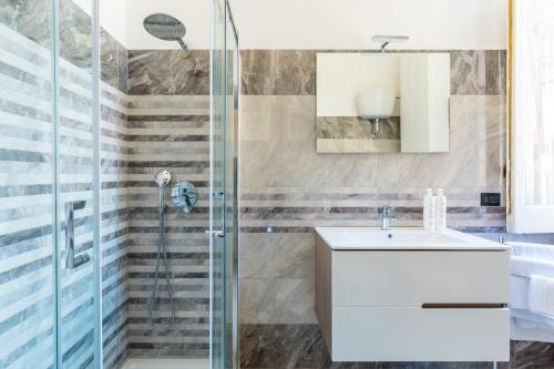 een badkamer met een wastafel en een douche bij B&B Antica Napoli in Napels