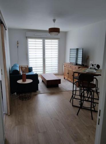 - un salon avec un canapé et une table dans l'établissement Joli T2 dans résidence calme, à Caen