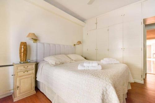 una camera da letto con un letto e due asciugamani di Se alquila Habitación en Suite. Convive c/ gatos a Buenos Aires