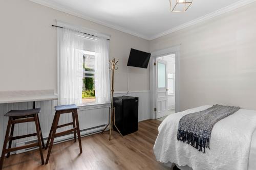 Studio 2 ~ Private BDRM, Minimalistic Feel – Photos 2
