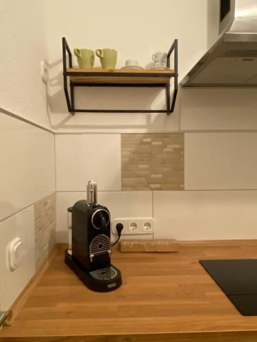 una tostadora en el suelo en una habitación en Apartment mit Terrasse iP-TV Stellplatz, en Krefeld