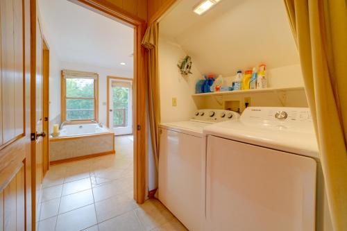 cocina con lavadora y bañera en Riverfront West Virginia Cabin with Screened-In Deck, en Marlinton
