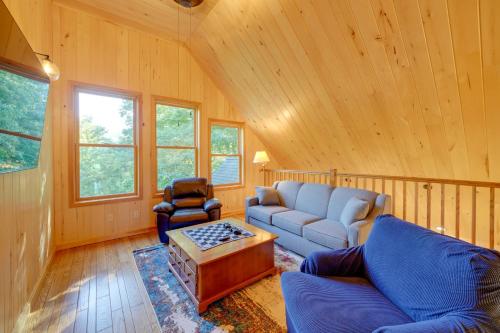 Posezení v ubytování Riverfront West Virginia Cabin with Screened-In Deck