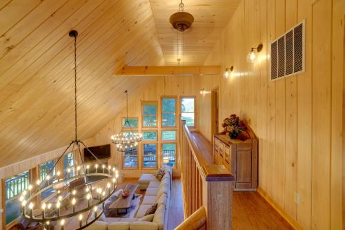 Fotografie z fotogalerie ubytování Riverfront West Virginia Cabin with Screened-In Deck v destinaci Marlinton