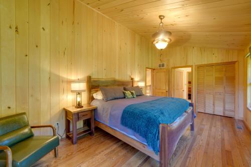 Postel nebo postele na pokoji v ubytování Riverfront West Virginia Cabin with Screened-In Deck
