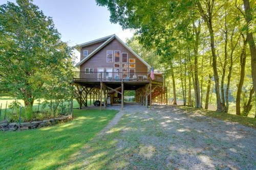 Zahrada ubytování Riverfront West Virginia Cabin with Screened-In Deck