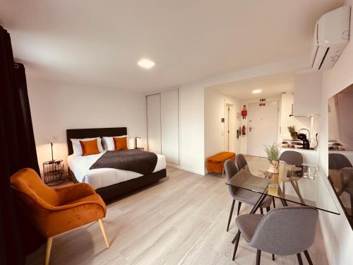 Postel nebo postele na pokoji v ubytování Living Funchal iNN