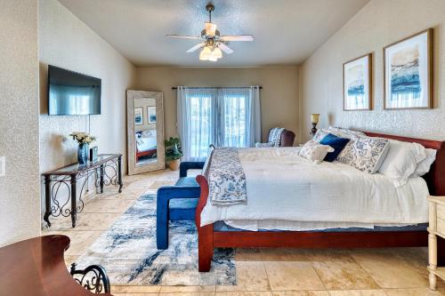 Postel nebo postele na pokoji v ubytování Chillin at Chip - Big Groups Welcome