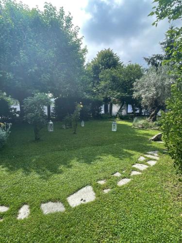a garden with stepping stones in the grass at La valle incantata in Villanova dʼAsti