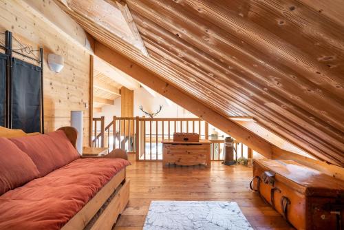 - un salon avec un canapé et un plafond en bois dans l'établissement Alpe d'Huez Houses - Chez Gaston - Comme un chalet 4 chambres pour 10p, à L'Alpe-d'Huez