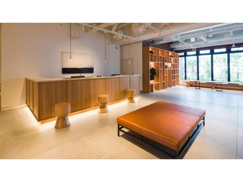 小樽市にあるGRIDS Premium Hotel Otaru - Vacation STAY 68534vのテーブルが備わる広い客室です。