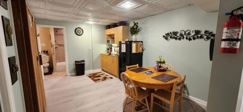 cocina con mesa de madera y nevera en Comfortable, spacious, 1bdrm basement apartment, sleeps 4, en Milton