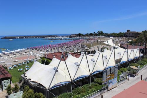 una vista aérea de una playa con tiendas de campaña blancas en Passi di Mare Rooms, en Giardini Naxos