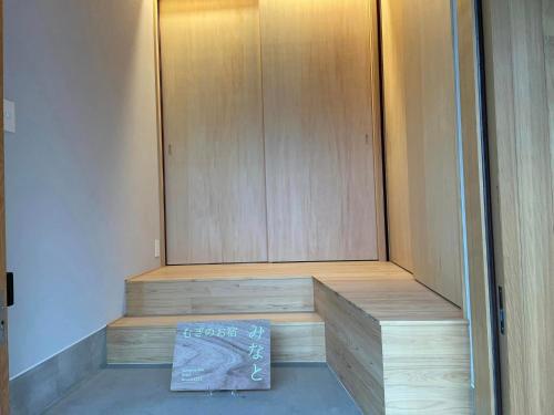 Pokój z drewnianymi drzwiami i pudełkiem na podłodze w obiekcie Muginowa - Vacation STAY 38280v w mieście Kuwana