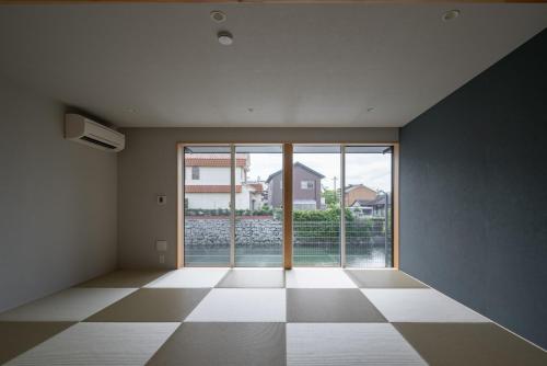 um quarto vazio com uma grande janela e vista para um edifício em Muginowa - Vacation STAY 38280v em Kuwana