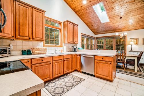 Dapur atau dapur kecil di Between the Lakes
