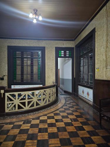 特雷索波利斯的住宿－Várzea Palace Hotel，一间设有棋盘地板和走廊的客房