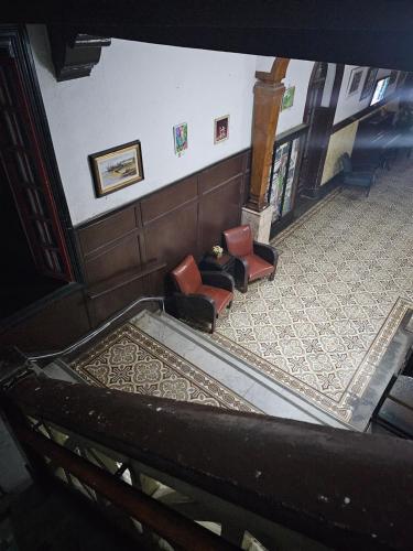 uma vista para um quarto com cadeiras e um tapete em Várzea Palace Hotel em Teresópolis