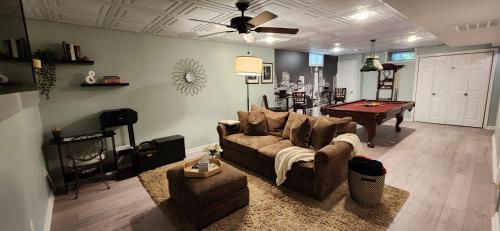 sala de estar con sofá y mesa de billar en Comfortable, spacious, 1bdrm basement apartment, sleeps 4, en Milton