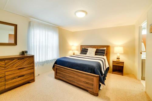 1 dormitorio con 1 cama, vestidor y ventana en Kentucky Lakeside Home with Deck - 20 Mi to LBL!, en New Concord