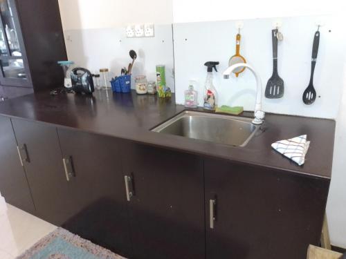 encimera de cocina con fregadero de acero inoxidable en Sea & Greens Apartments, en Unawatuna