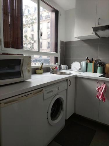 une cuisine avec une machine à laver et un évier dans l'établissement Perfect Studio down the Sacré Coeur, à Paris