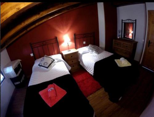 um quarto de hotel com duas camas e um espelho em Casa La Charca 